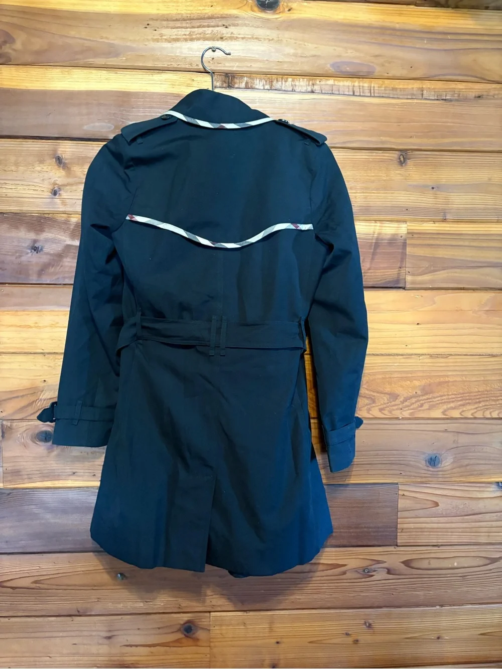 Classic Black Burberry Trench Coat with Contrast Trim - Picture 4 of 12